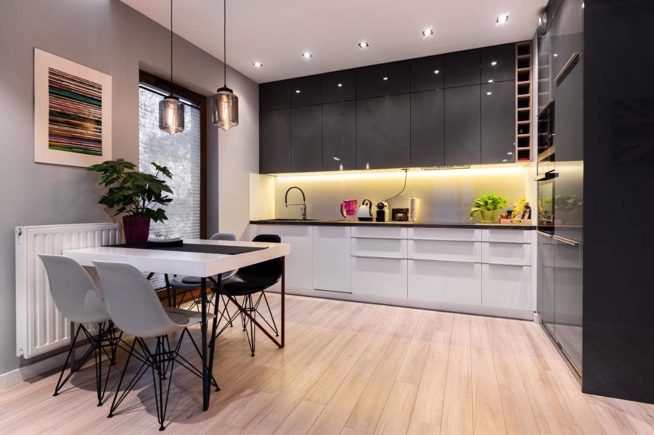 Elegant Business Accommodation With Parking - By Upstairs คราคูฟ ภายนอก รูปภาพ