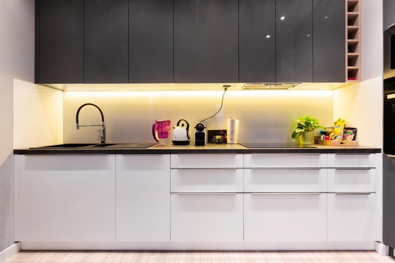 Elegant Business Accommodation With Parking - By Upstairs คราคูฟ ภายนอก รูปภาพ