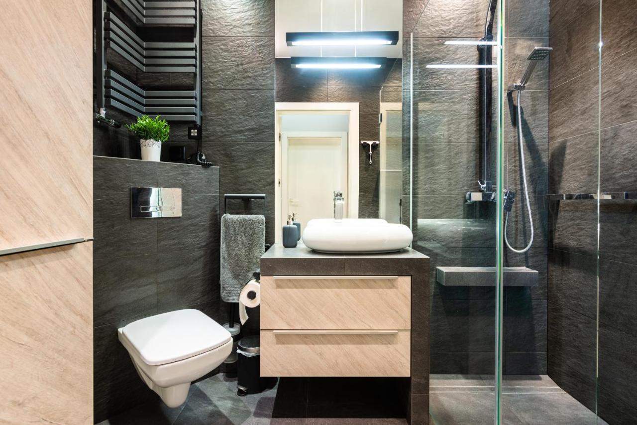 Elegant Business Accommodation With Parking - By Upstairs คราคูฟ ภายนอก รูปภาพ