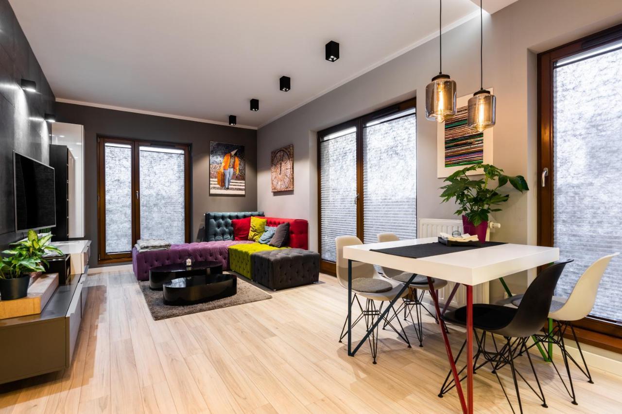 Elegant Business Accommodation With Parking - By Upstairs คราคูฟ ภายนอก รูปภาพ