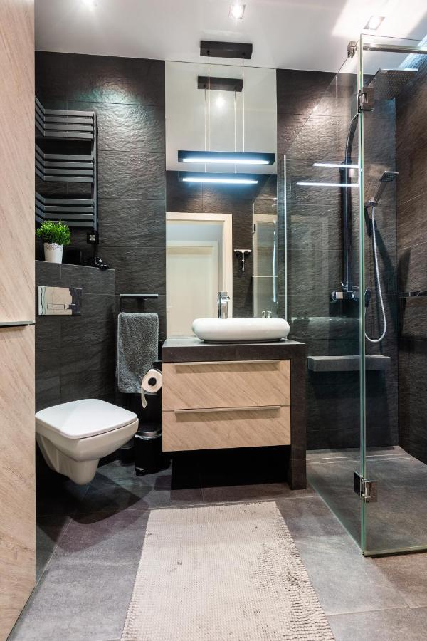 Elegant Business Accommodation With Parking - By Upstairs คราคูฟ ภายนอก รูปภาพ