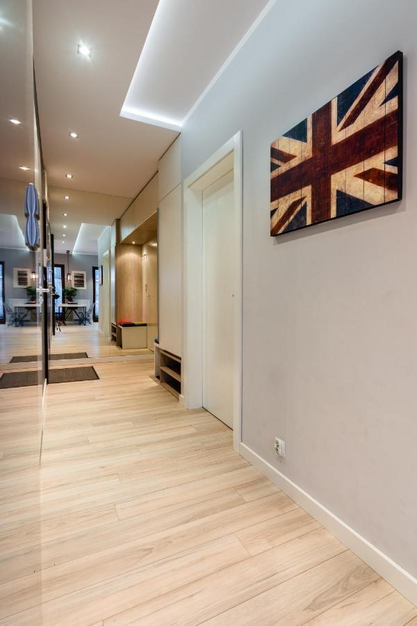 Elegant Business Accommodation With Parking - By Upstairs คราคูฟ ภายนอก รูปภาพ