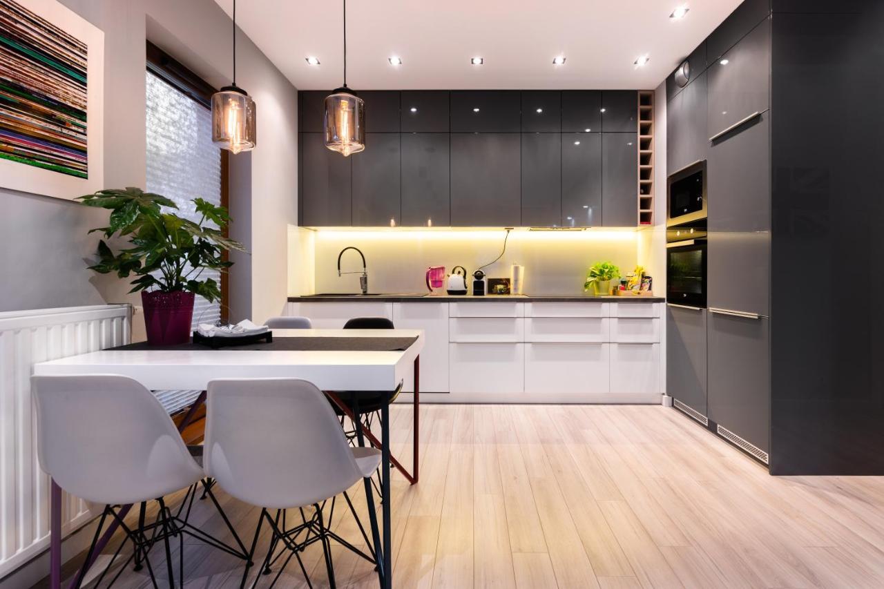 Elegant Business Accommodation With Parking - By Upstairs คราคูฟ ภายนอก รูปภาพ