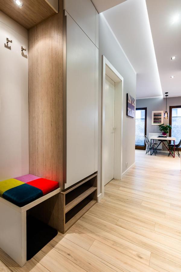 Elegant Business Accommodation With Parking - By Upstairs คราคูฟ ภายนอก รูปภาพ